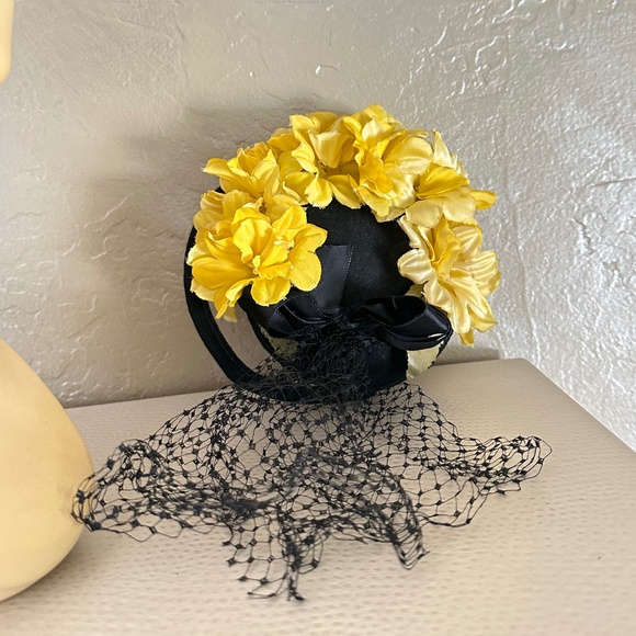 CHEERFUL 1930s\' BLACK FELT TILT HAT + YELLOW FABRIC FLOWERS main image 6